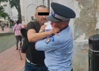 Bărbat agresiv, lăsat liber de cel care trebuia să-l trimită după gratii/Video