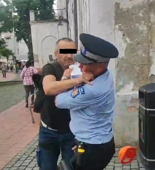 Bărbat agresiv, lăsat liber de cel care trebuia să-l trimită după gratii/Video