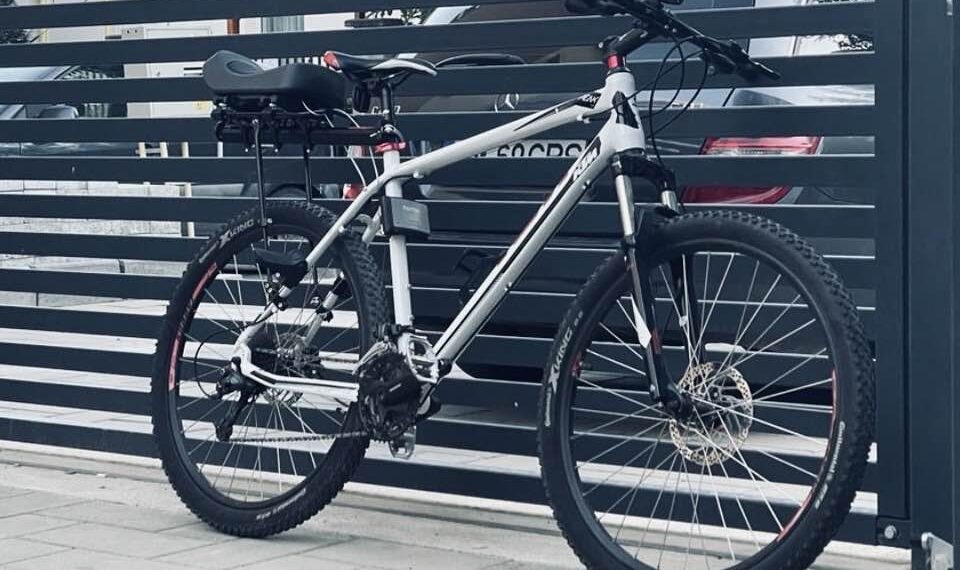 Unul a supravegheat strada, altul a intrat în curte să fure bicicleta. Cum au acționat doi hoți la Timișoara