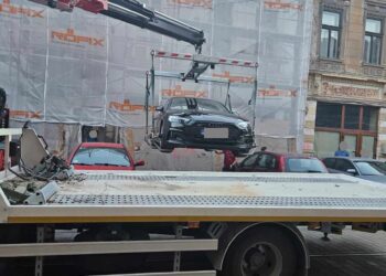 A parcat, a blocat tramvaiele și a plecat. Ulterior s-a ales cu autovehiculul ridicat