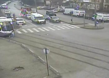 Fată de 12 ani, lovită de tramvai când trecea strada în Timișoara/Video