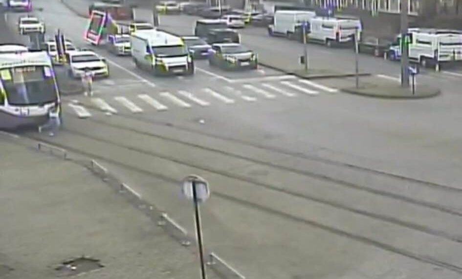 Fată de 12 ani, lovită de tramvai când trecea strada în Timișoara/Video