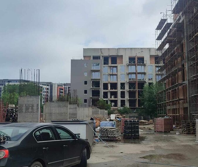 Locatari deranjați de constructorii care lucrau noaptea într-un bloc nou din Timișoara