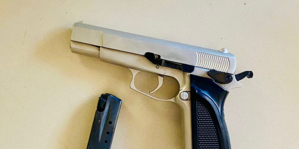 Un bărbat care încerca să vândă ilegal un pistol, depistat de polițiștii din Timiș/Video