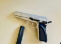 Un bărbat care încerca să vândă ilegal un pistol, depistat de polițiștii din Timiș/Video