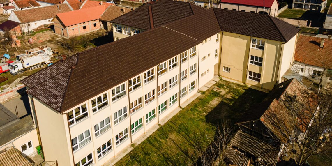 Încep lucrările de renovare la școala mare din Cărpiniș