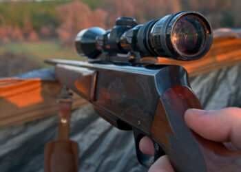 Moarte suspectă. Un tânăr de 24 de ani a fost găsit împușcat pe un câmp