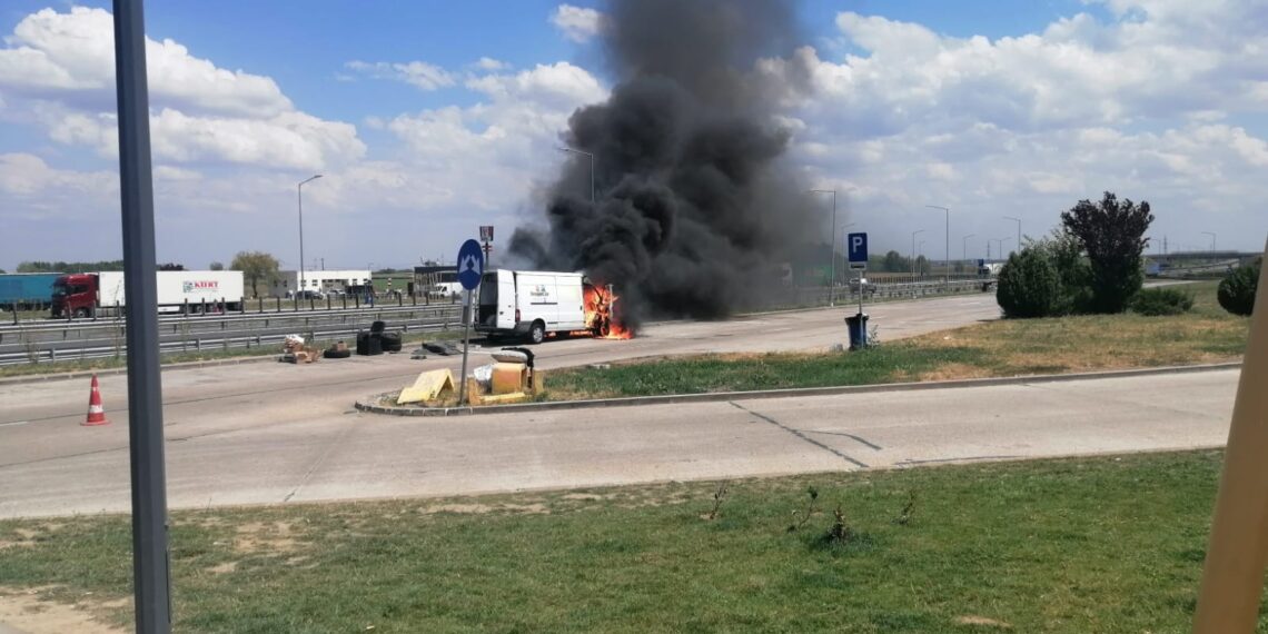 Arde un microbuz într-o parcare pe autostradă, pe sensul de mers Nădlac – Arad