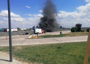 Arde un microbuz într-o parcare pe autostradă, pe sensul de mers Nădlac – Arad