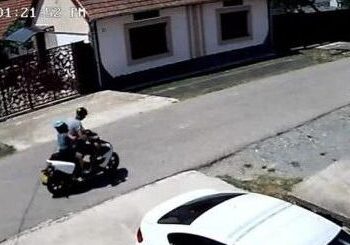 A lovit o femeie cu mopedul și a fugit de la locul accidentului