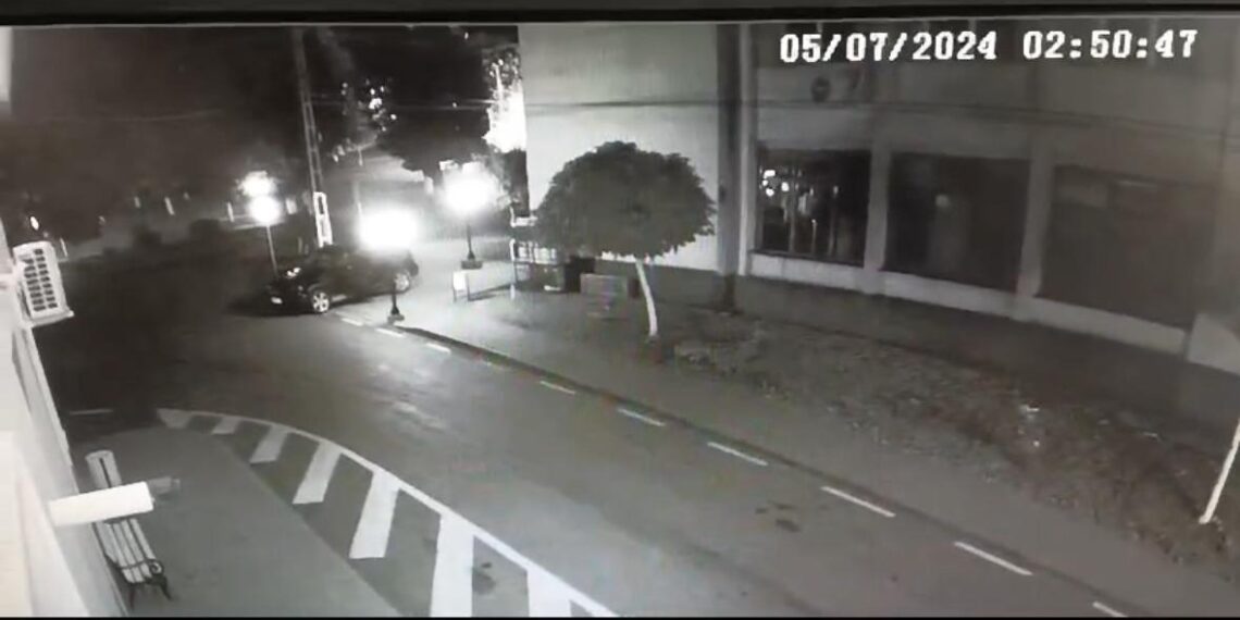 VIDEO. Hoţii care au aruncat un bancomat în aer în Arad, prinşi. Momentul spargerii a fost filmat