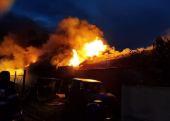 Un fulger a făcut scrum o casă din Arad