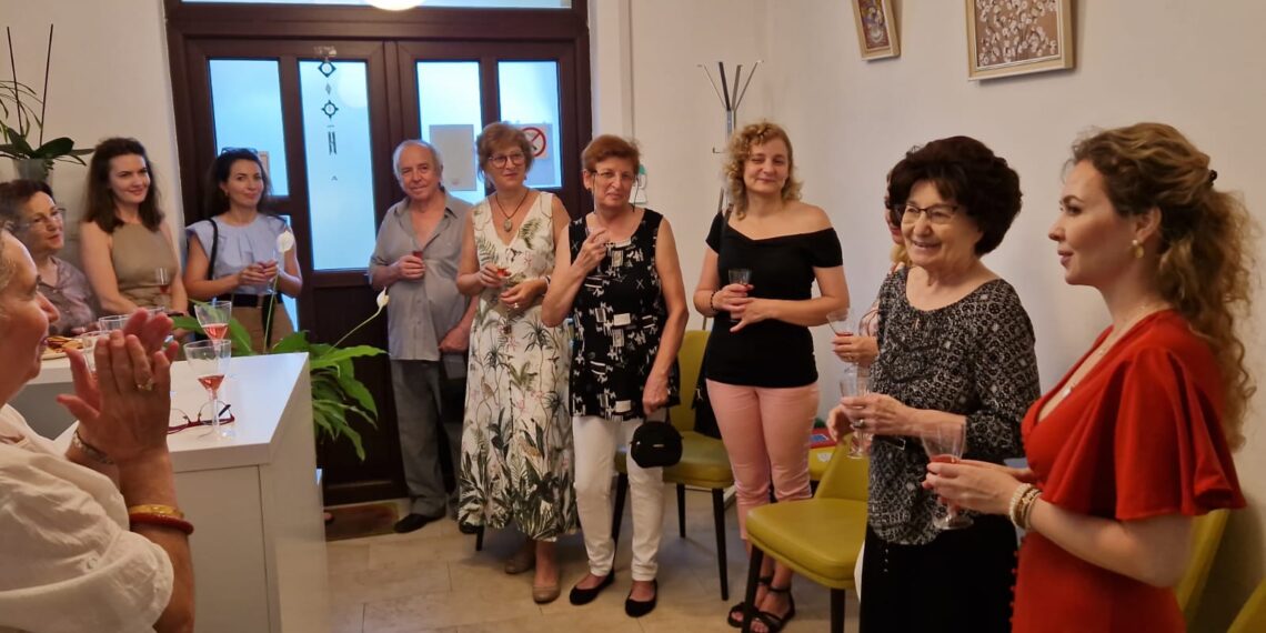 Artă și frumusețe în perfectă armonie. Expoziție de pictură la o clinică estetică din Timișoara