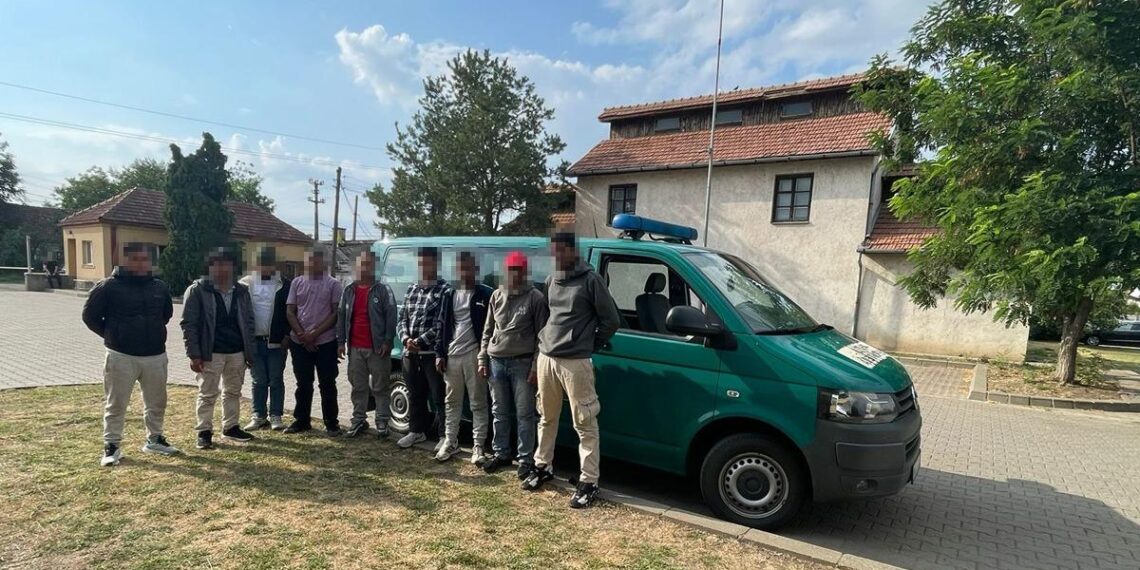 9 cetățeni din Nepal opriți la frontiera româno-sârbă