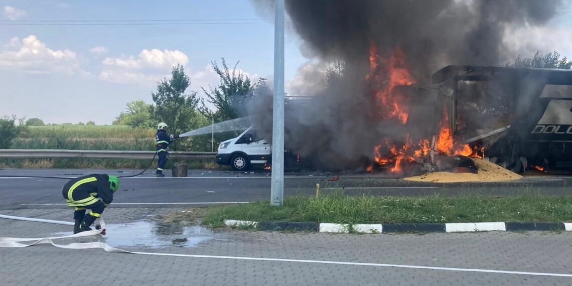 Accident rutier urmat de incendiu la un autocamion încărcat cu cereale