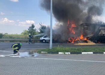 Accident rutier urmat de incendiu la un autocamion încărcat cu cereale