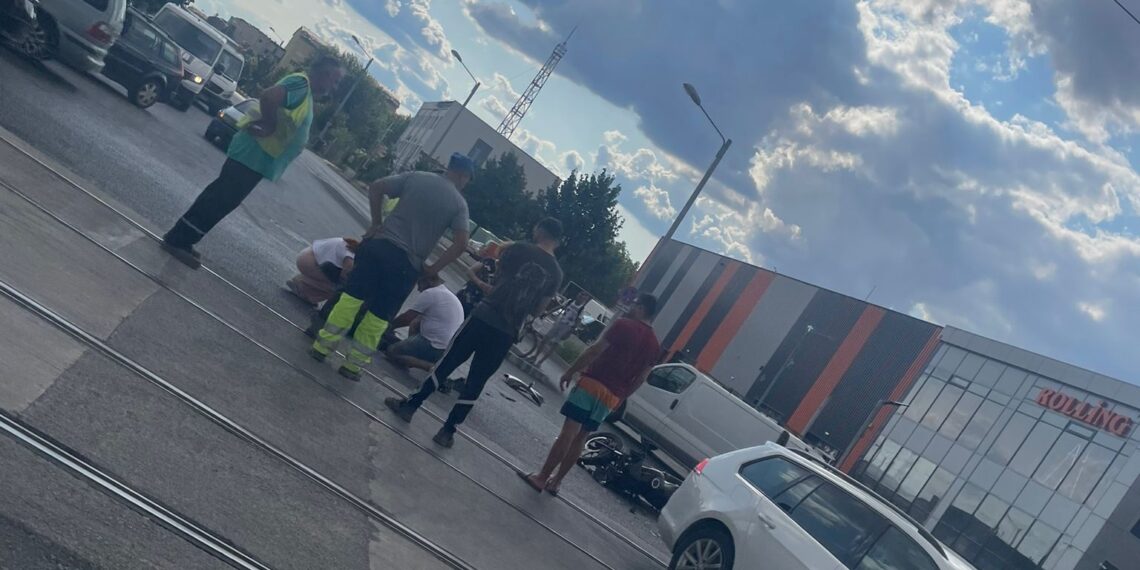 Motoclicist de 20 de ani lovit în plin de o mașină