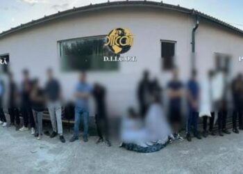 Zeci de migranți și traficanți ridicați de mascați