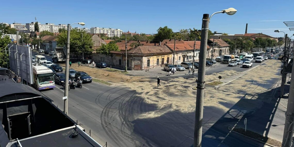 VIDEO Pericol de accidente într-o intersecție din Timișoara din cauza unei pete de ulei