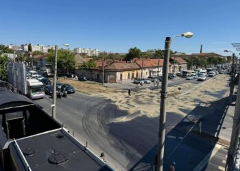 VIDEO Pericol de accidente într-o intersecție din Timișoara din cauza unei pete de ulei