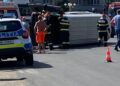 Un microbuz s-a răsturnat la Sânnicolau Mare în urma unui accident rutier/Video