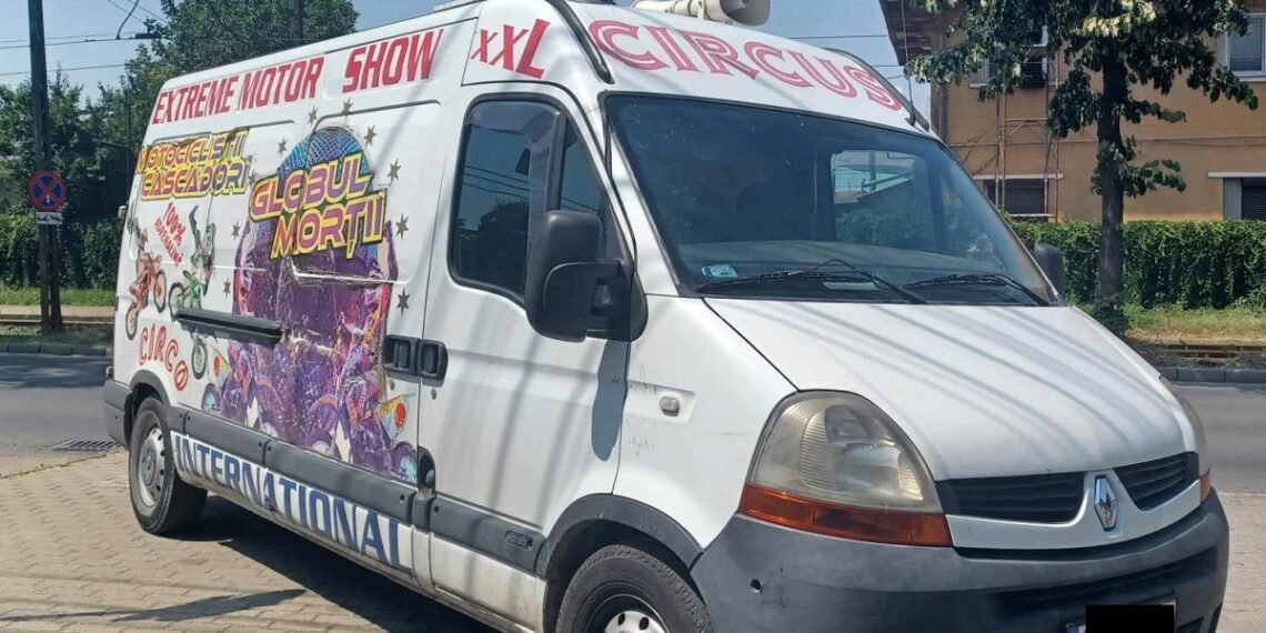 O femeie a fost amendată pentru că făce publicitate la un eveniment cu ajutorul unui megafon, deranjând locuitorii din zonă