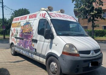 O femeie a fost amendată pentru că făce publicitate la un eveniment cu ajutorul  unui megafon, deranjând locuitorii din zonă