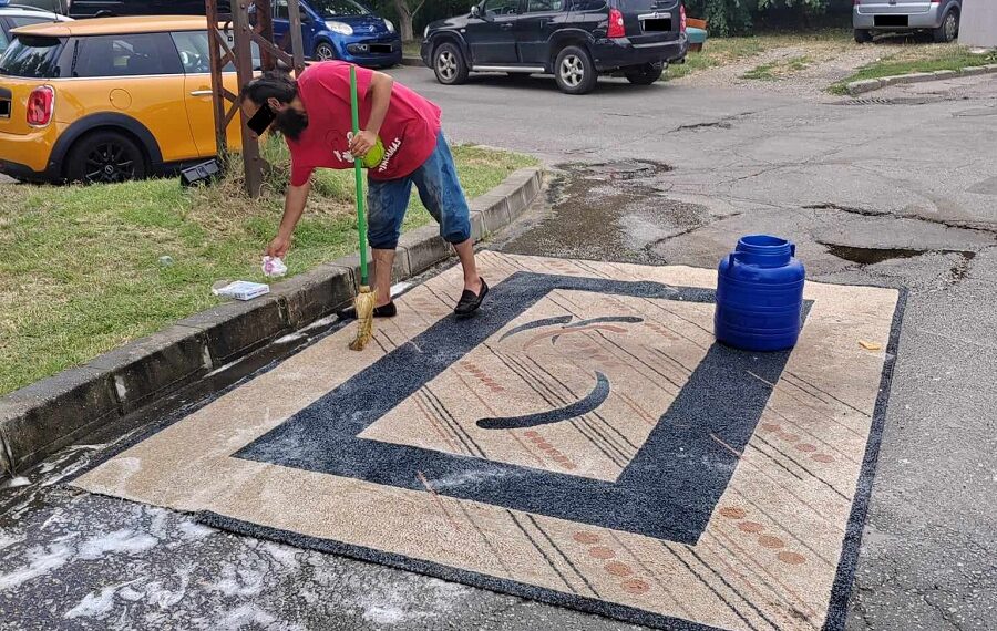 Om al străzii depistat spălând contracost un covor chiar într-o stație a STPT din Timișoara