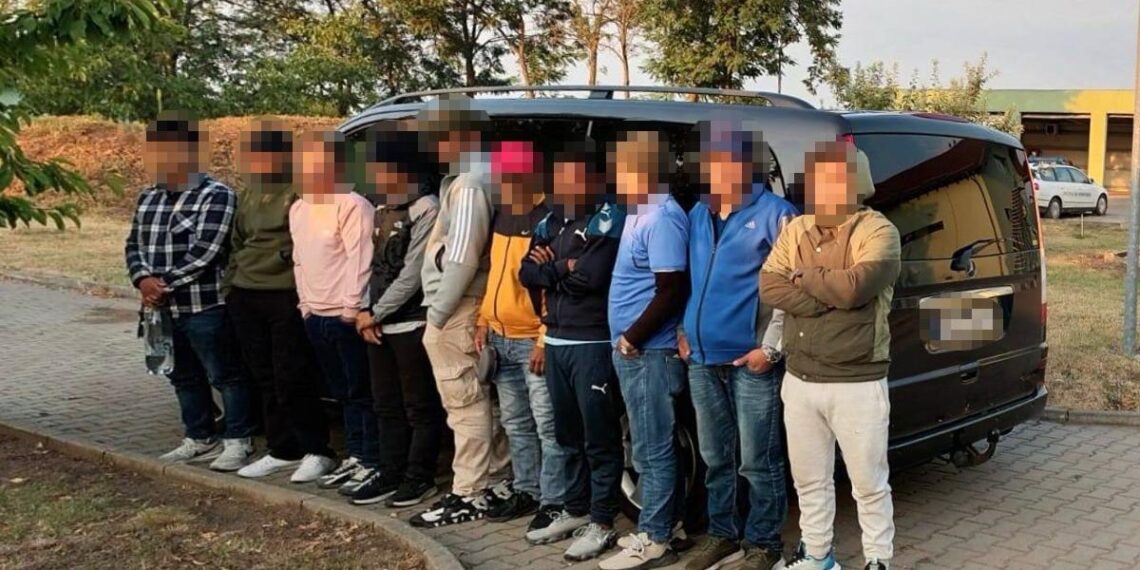 Șofer român, cercetat pentru trafic de migranți