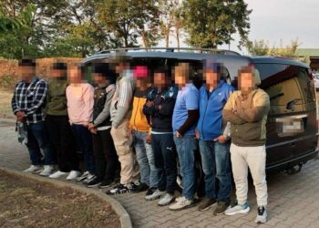 Șofer român, cercetat pentru trafic de migranți