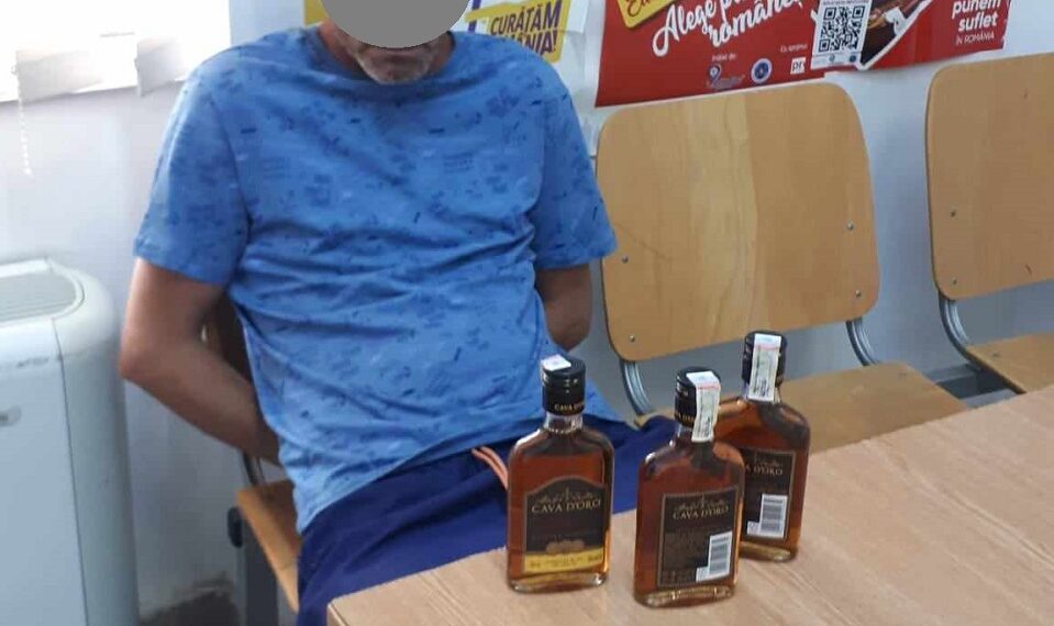 Bărbat reținut de polițiștii locali din Timișoara după ce a sustras băutură dintr-un magazin/Video