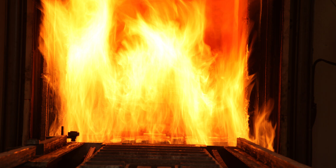 Incendiu la un depozit de fier vechi și mase plastice