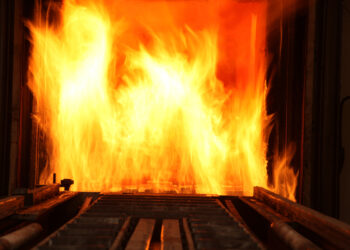 Incendiu la un depozit de fier vechi și mase plastice