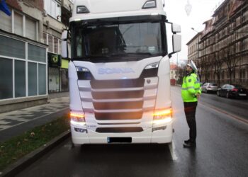 Amenzi de peste 130.000 de lei date de polițiștii locali șoferilor de autovehicule de mare tonaj care au circulat în zone interzise