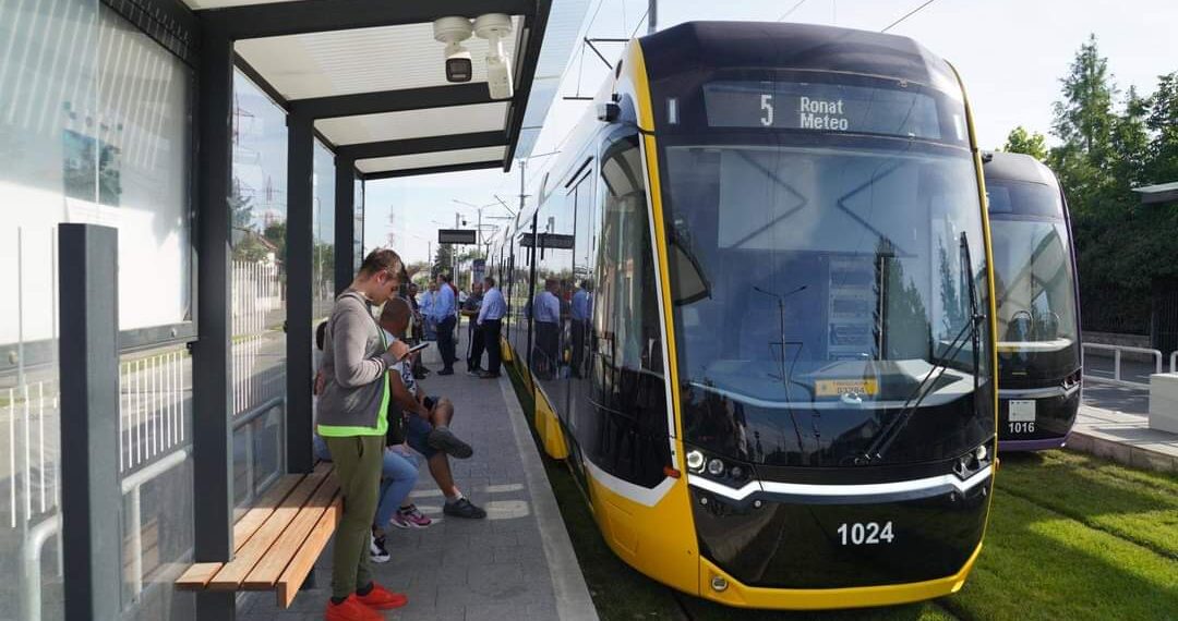 Modernizarea transportului public continuă: primele tramvaie din noul lot au sosit în Timișoara