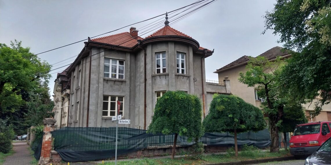 Instanța a stabilit că vila de pe str. Brașov nr. 3 trebuie adusă la starea inițială/Foto
