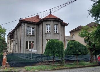 Instanța a stabilit că vila de pe str. Brașov nr. 3 trebuie adusă la starea inițială/Foto