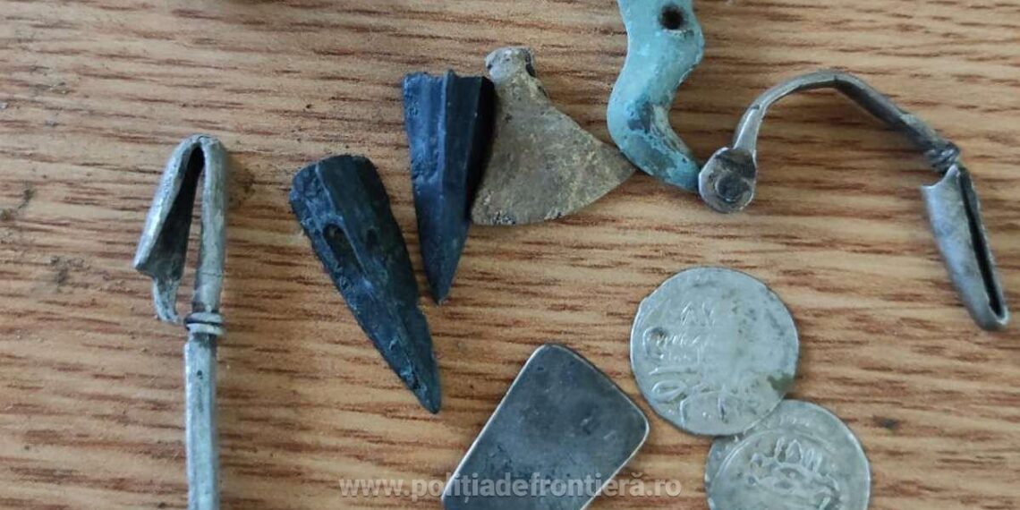 Monede romanice, catarame, ace de prindere, descoperite la frontieră. Sunt bunuri de patrimoniu