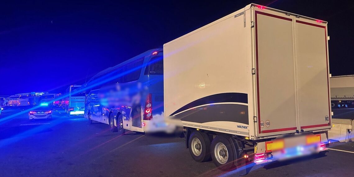 Cu droguri în bagaj, pasagera unui microbuz s-a certat cu șoferul drogat pe Autostrada A1