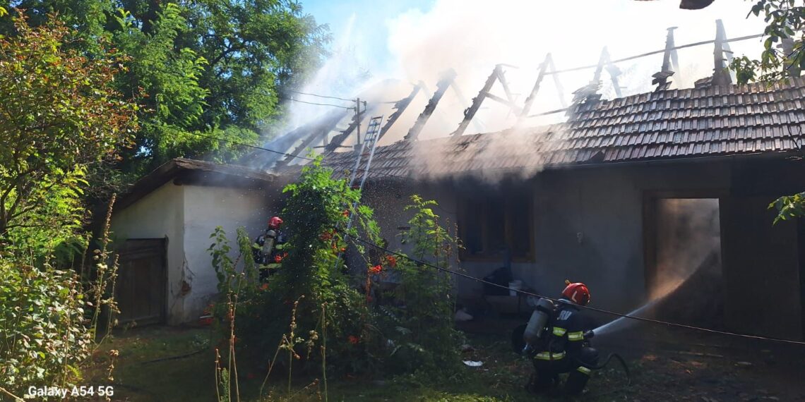 Femeie de 84 de ani rănită într-un incendiu la Șimand