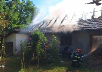 Femeie de 84 de ani rănită într-un incendiu la Șimand