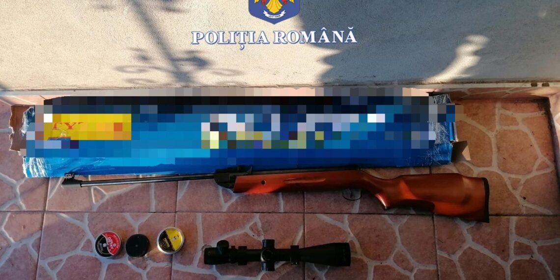 Doi bărbați reținuți pentru contrabandă cu arme neletale și muniție, în urma unor percheziții în trei județe