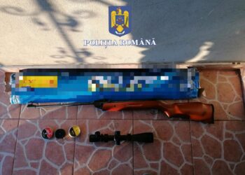 Doi bărbați reținuți pentru contrabandă cu arme neletale și muniție, în urma unor percheziții în trei județe