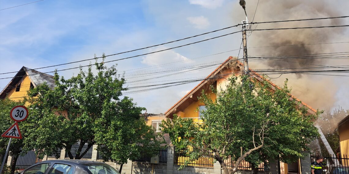 Incendiu la Timișoara. Flăcările au cuprins o anexă și mansarda unei case