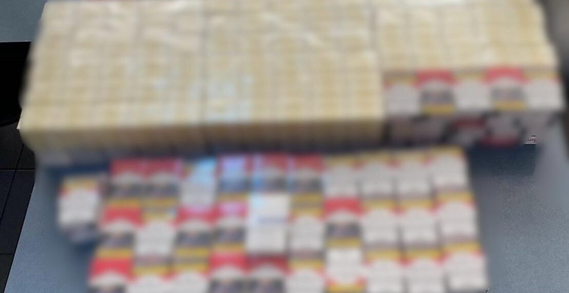 Țigarete de contrabandă, confiscate în piața Vlaicu din Arad: bărbat amendat cu 20.000 de lei