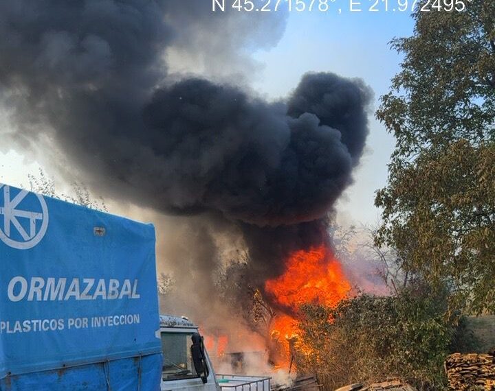 Incendiu puternic la o casă din Secu