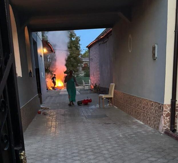 Bărbat sancționat de polițiștii locali pentru că a incendiat o canapea, umplând de fum strada Mătăsarilor din Timișoara