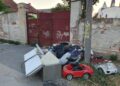 A abandonat, la colț de stradă în Timișoara, un frigider, anvelope auto uzate, saci cu deșeuri din amenajări interioare. Amenda primită