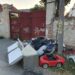 A abandonat, la colț de stradă în Timișoara, un frigider, anvelope auto uzate, saci cu deșeuri din amenajări interioare. Amenda primită