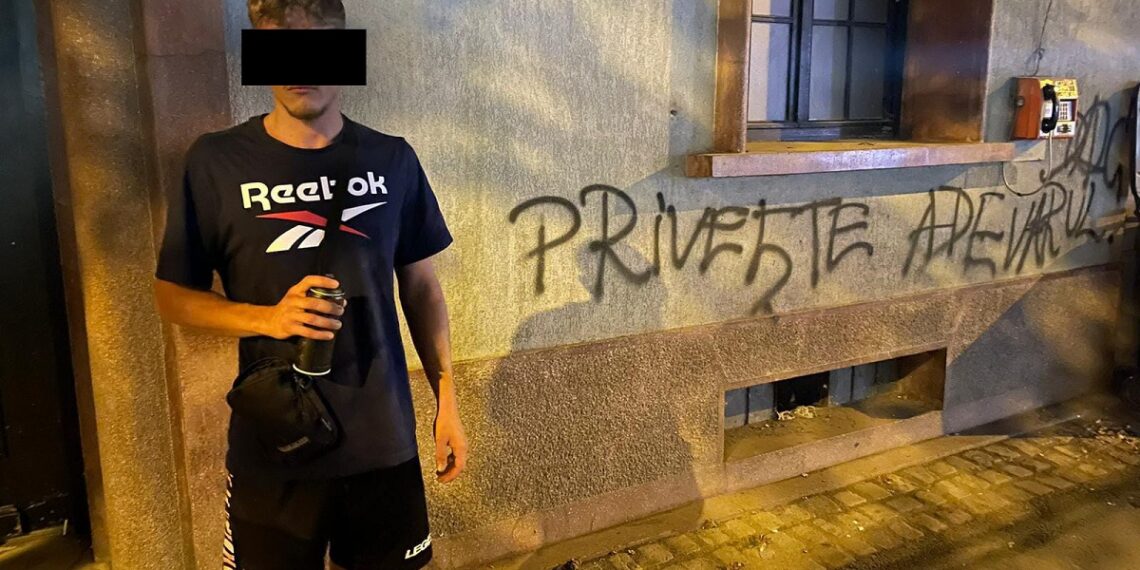 Tânăr din Berlin, amendat de polițiștii locali cu 3.000 de lei pentru că a mâzgălit pereții Liceului Tehnologic I.C. Brătianu